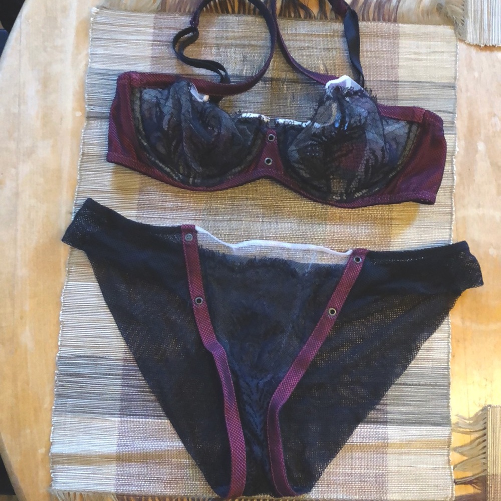 La Perla black label! Black/wine red mesh and lace